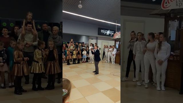 Брест магазин "Евроопт" поёт Шульга И.13 лет смотреть онлайн