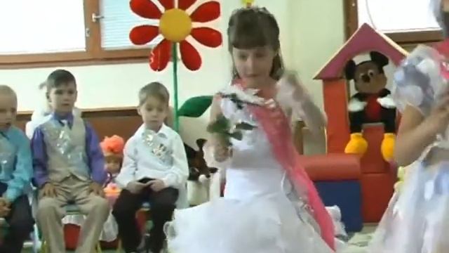 "Научила на ромашке меня бабушка гадать" песня смотреть онлайн