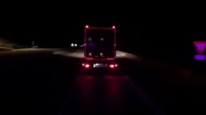 Светомузыка дальнобойщиков под классную музыку на ночной дороге