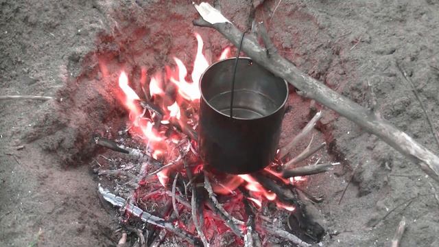 Завтрак у реки. Рыбы полно, но удочки нет... смотреть онлайн