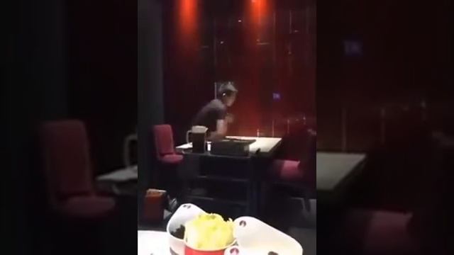 Официант 80 уровня