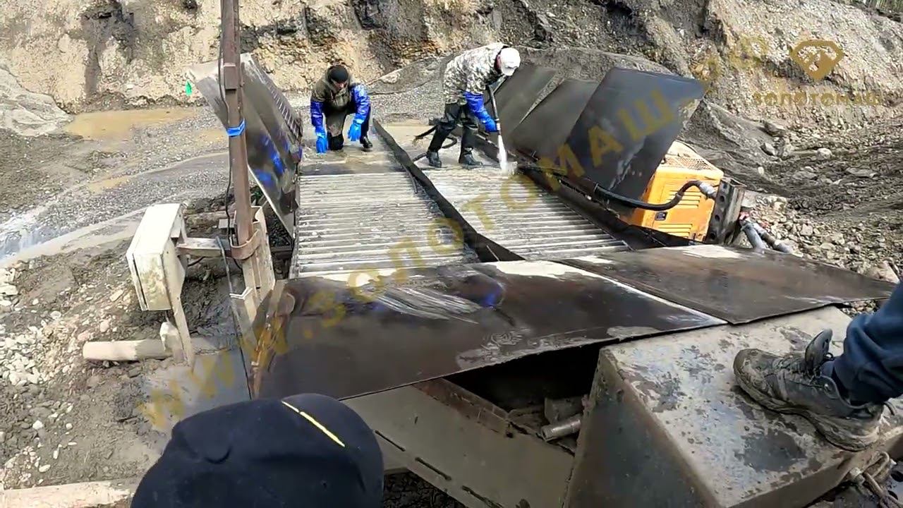 Добыча россыпного золота в самом начале сезона с промывкой песков на грохоте с ситами ЗолотоМаш смотреть онлайн