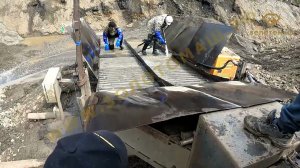 Добыча россыпного золота в самом начале сезона с промывкой песков на грохоте с ситами ЗолотоМаш
