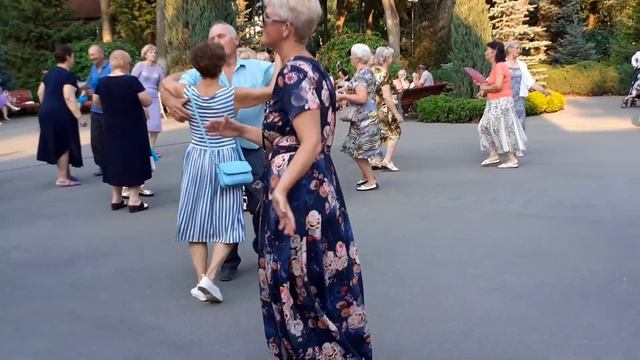 ТАК УСТРОЕНЫ МУЖЧИНЫ, ЛЮБЯТ ЖЕНЩИН БЕЗ ПРИЧИНЫ!??/ТАНЦЫ В ПАРКЕ ГОРЬКОГО ХАРЬКОВ ИЮЛЬ 2021 смотреть онлайн