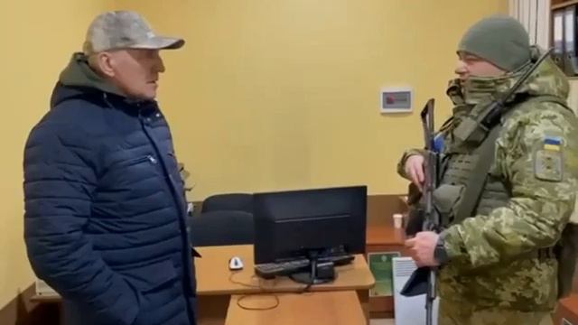 В сети появились кадры, как белорусский посол Игорь Сокол покидал Украину смотреть онлайн