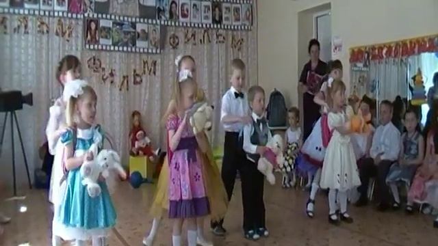ТАНЕЦ С ИГРУШКАМИ И МАЛЫШАМИ смотреть онлайн