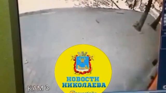 В центре Николаева "Дэу" протаранил магазин автозапчастей смотреть онлайн