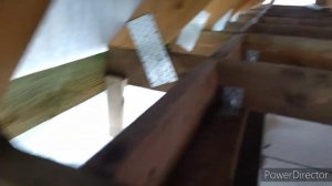Утепление между мауэрлатом и армопоясом. Ветровая доска защитит от дождя.