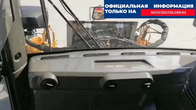 АО "Уральская Сталь" в день металлурга подарила городу новую коммунальную технику смотреть онлайн