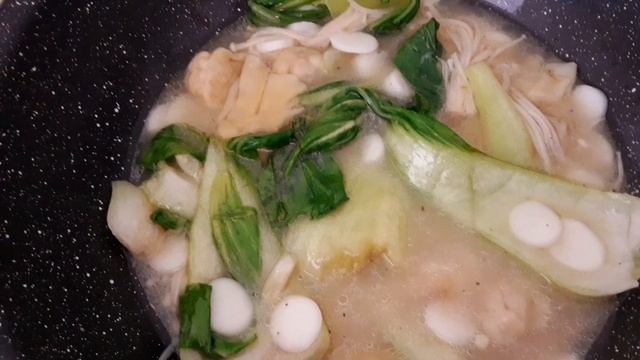 Куриный суп ? с Вонтонами ?, рисовыми клёцками, и капустой Бок-Чой ?/Soupe Avec Wontons Et Tokpokki