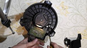 Замена моторчика печки леворукого Rav 4 (030) на моторчик с праворукого  без пайки.