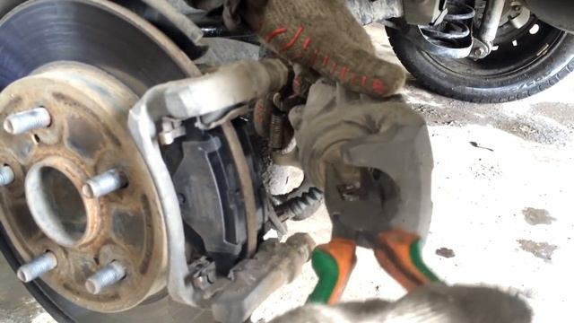 Замена задних тормозных колодок Toyota Corolla смотреть онлайн