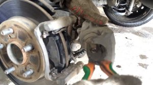 Замена задних тормозных колодок Toyota Corolla