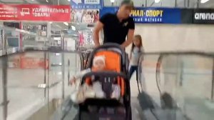 Как одному спустить и поднять коляску. как подняться с детской коляской по работающему экскалатору.