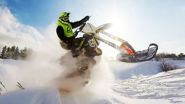 Гусеничный мотоцикл разрывает пространство! Гоняем на сноубайках!