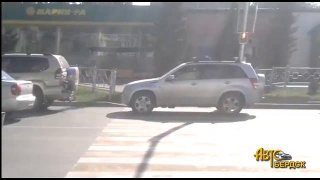 Включили новый светофор в Бердске на Лунная-Космическая смотреть онлайн