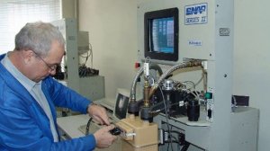 Менять или поверять газовый счетчик.