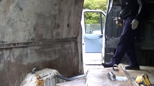 How To Install a Bulkhead & Tidying Up The Load Area смотреть онлайн