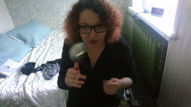 Примерка колготок и новое платье-рубашка. Надевают колготки. Колготки порвались. Чёрные капронки.