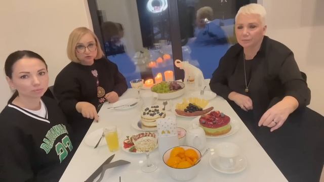 Некуда надеть красивое платье и выгулять необычный аутфит? Приглашаем на вечеринку "Некуда надеть" смотреть онлайн