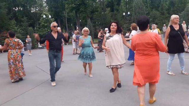 С розою красивою Счастливые минуты в парке Горького Харьков 2021 смотреть онлайн