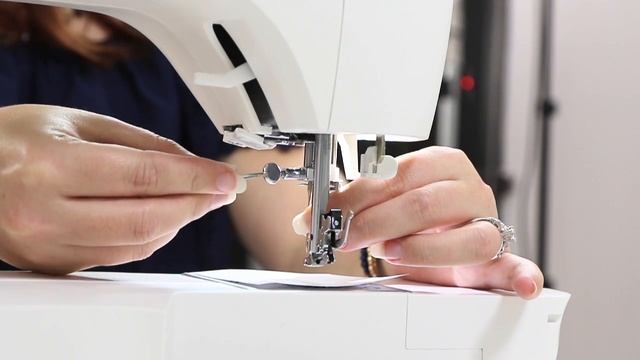 SINGER® CONFIDENCE™ 7640 Sewing Machine - Changing Needles смотреть онлайн
