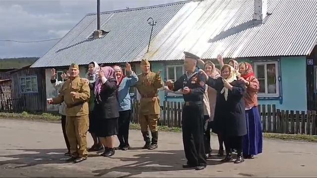 концерт на колёсах у дома ветеранов.mp4 смотреть онлайн