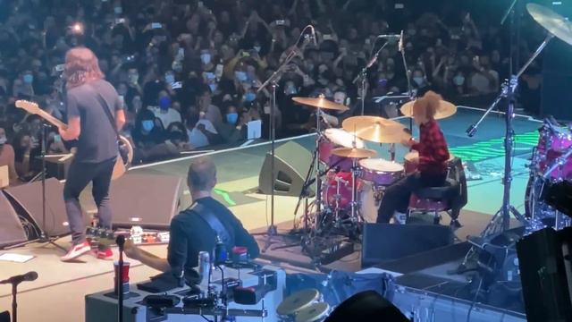 Nandi Bushell/Foo Fighters BACKSTAGE View - The Forum in Los Angeles 8.26.21 смотреть онлайн