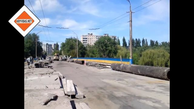 Кривой Рог 22.05.15 Ремонт моста между 129 кв и мкр Заречный смотреть онлайн
