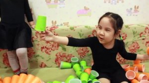 ?♀Айым мен Дана делают ?юбка туту своими руками. Юбка-пачка туту из пластиковых стаканов?