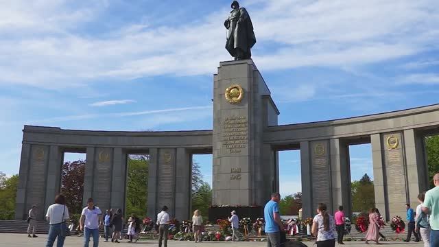 Берлин Тиргартен 9 мая 2021. смотреть онлайн