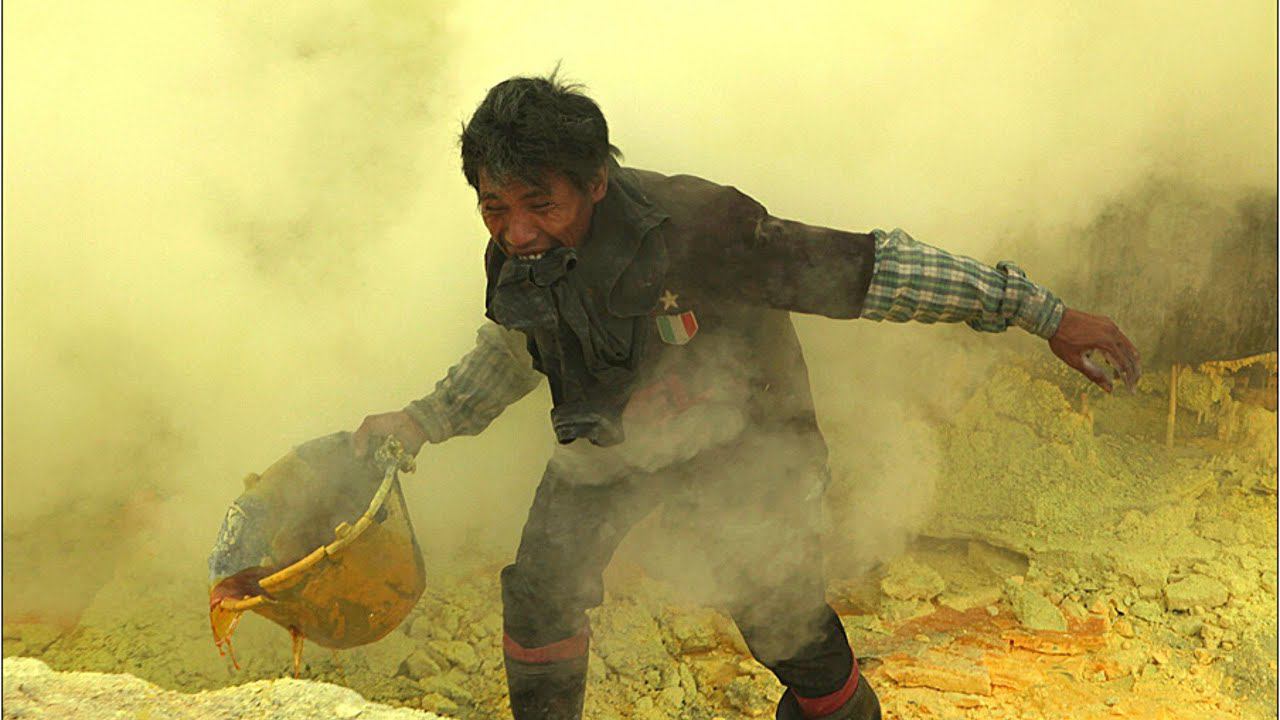 Как горняки, рискуя жизнью, добывают серу из действующего вулкана  | Рискованная работа смотреть онлайн