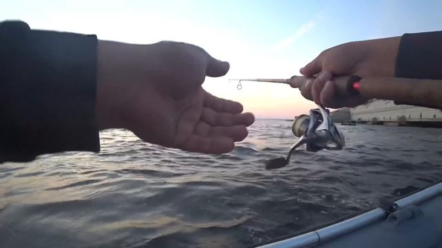 Спонтанная рыбалка на Финском заливе. Дамба. Кронштадт. смотреть онлайн