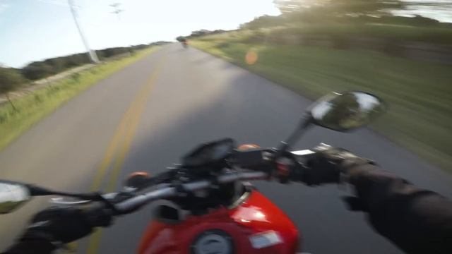 Yamaha MT-09 vs Honda CB1000R - RACE! смотреть онлайн