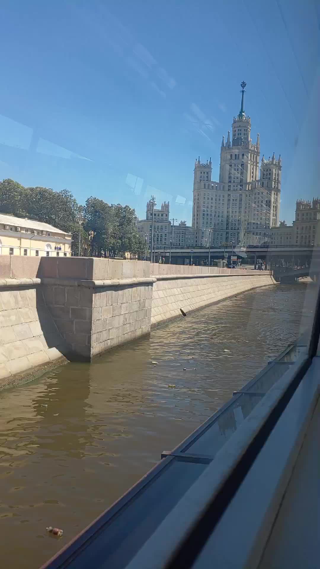 Поезда На Теплоходе по Реке Москвы. смотреть онлайн
