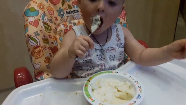 Ребенок ест сам в 9 месяцев. Ребенок пользуется вилкой и ложкой в год. Как научить ребенка есть. смотреть онлайн