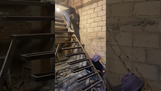 Штрабление стены под установку консольной (парящей) лестницы. смотреть онлайн