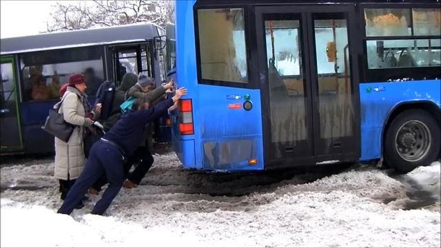 Ikarus 405-ös a király!? - Schneekaos in Budapest - Snow chaos - Volvo bus in the snow смотреть онлайн