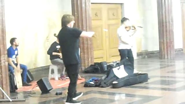 ОФИГЕННАЯ МУЗЫКА В МЕТРО. смотреть онлайн