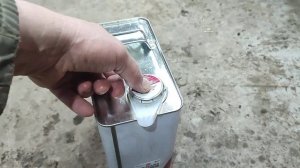 много кто незнает как работает крышка на канистре с маслом