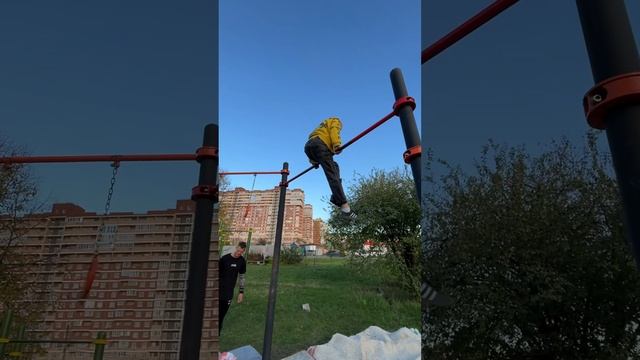Маленький атлет спрогрессировал. Мальчик делает комбинации на турниках. смотреть онлайн