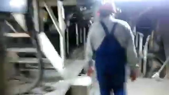 Как работает машина по прокладыванию тоннелей метро в Москве. смотреть онлайн