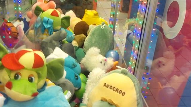 Долгая борьба за ежика в автомате-хватайке. смотреть онлайн