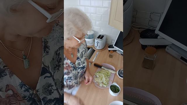 Куриные крылышки с капустой/Chicken wings with cabbage смотреть онлайн