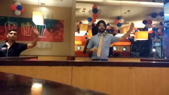 Pizza Hut Dance by Punjabi Employees | Bhangra Dance Mashup | Fast Food Restaurant | Birthday Party смотреть онлайн