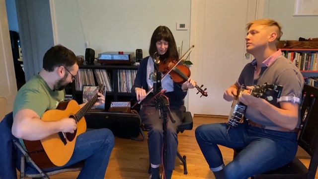 Emma Swartz and Baron Collins Hill play Old Mother Logo for Get Up in the Cool смотреть онлайн