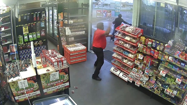 Работник АЗС остановил ограбление при помощи конфет