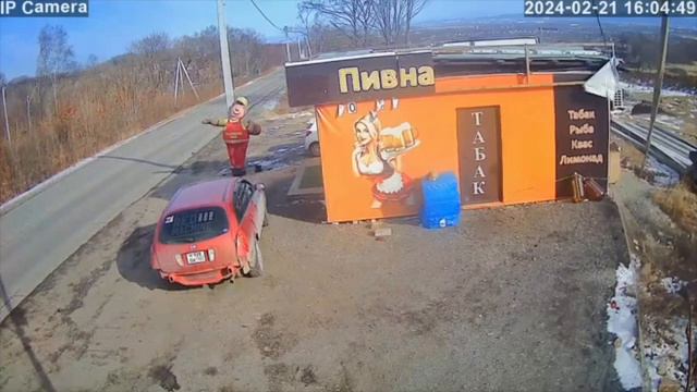 Водитель грузовика на ходу разбил стекло припаркованной легковушки смотреть онлайн