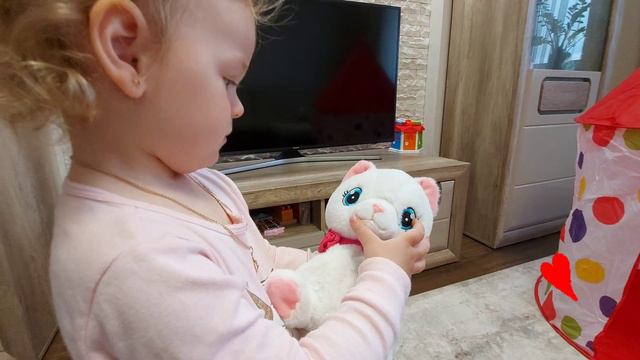 Princess Sofia играет со своими игрушками, котиком и прыгает на зебре Plays with toys, cat and zebr смотреть онлайн