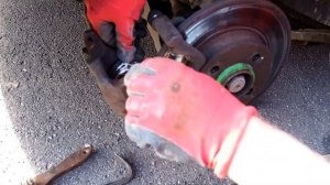 ЗАМЕНА ПЕРЕДНИХ ТОРМОЗНЫХ КОЛОДОК на VW Passat B3, B4 Variant, Audi 80.